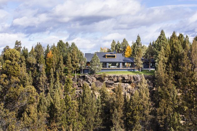 Rangers Ridge Residence by Giulietti Schouten Architects in Redmond, Oregon