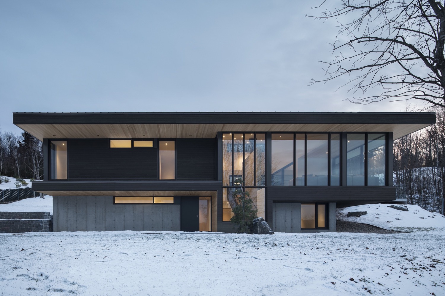 Villa Vingt by Bourgeois / Lechasseur Architects in Lac-Beauport, Canada