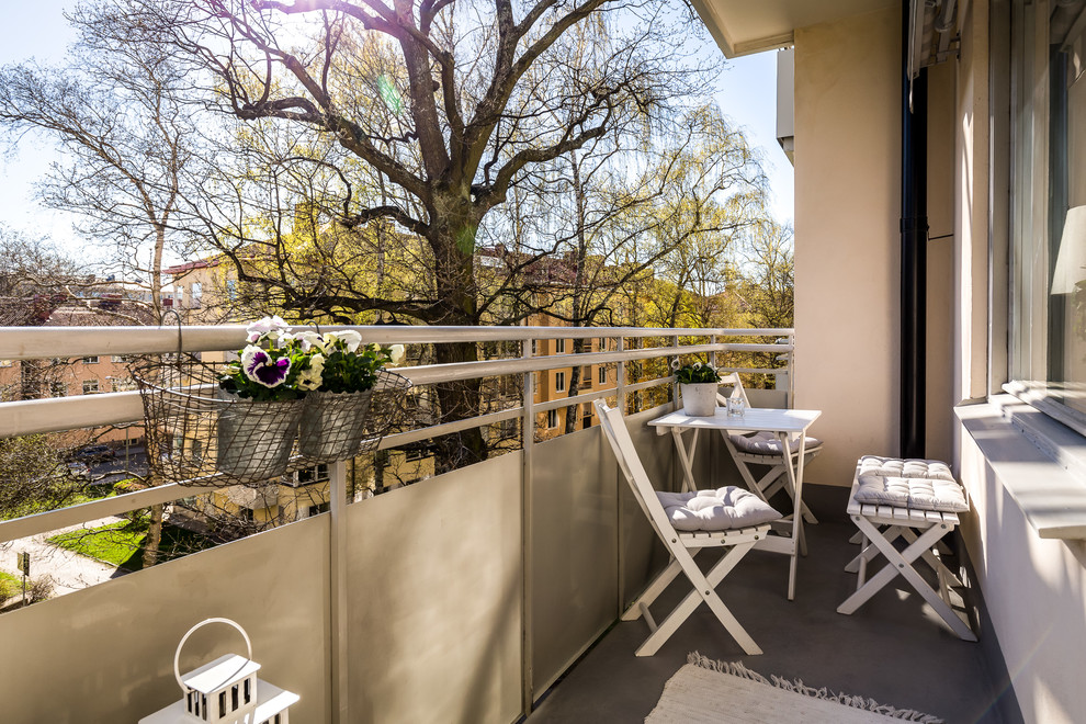 15 Wonderful Shabby-Chic Balcony Designs With Plenty Of Greenery