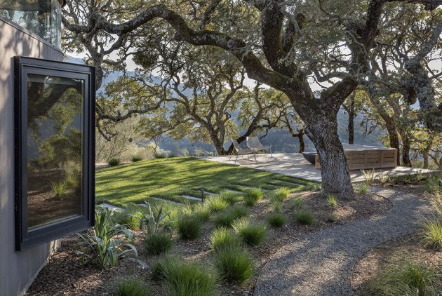 Lichen House by Schwartz and Architecture in Glen Ellen, California
