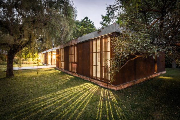 Linear House by Roberto Benito in Cordoba, Argentina