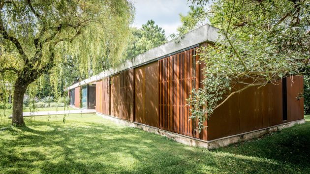 Linear House by Roberto Benito in Cordoba, Argentina