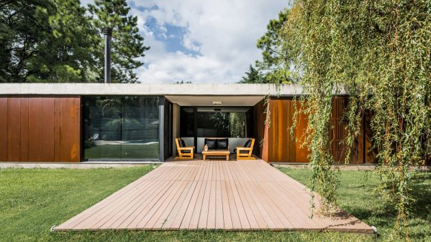 Linear House by Roberto Benito in Cordoba, Argentina
