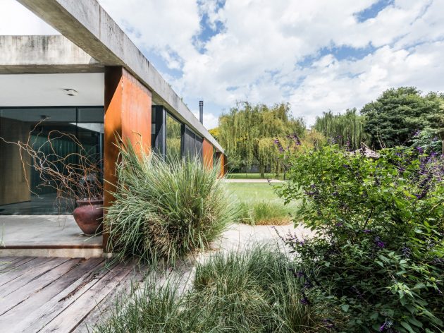Linear House by Roberto Benito in Cordoba, Argentina