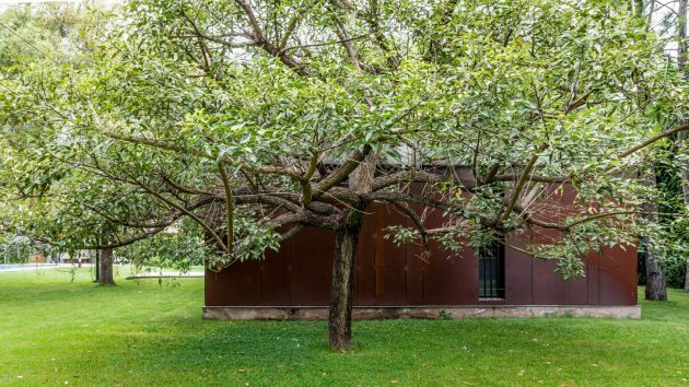 Linear House by Roberto Benito in Cordoba, Argentina
