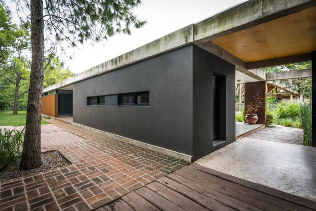 Linear House by Roberto Benito in Cordoba, Argentina