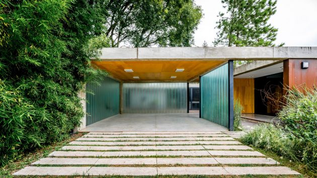 Linear House by Roberto Benito in Cordoba, Argentina