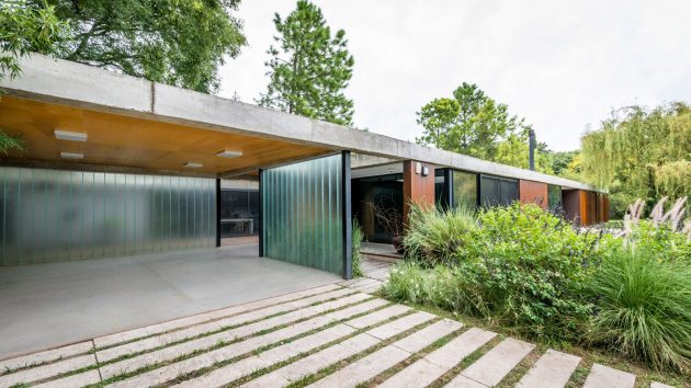 Linear House by Roberto Benito in Cordoba, Argentina