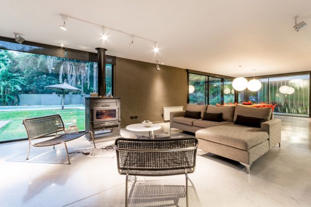 Linear House by Roberto Benito in Cordoba, Argentina