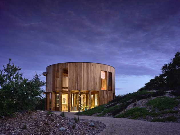 St. Andrews Beach House by Austin Maynard Architects in Victoria, Australia