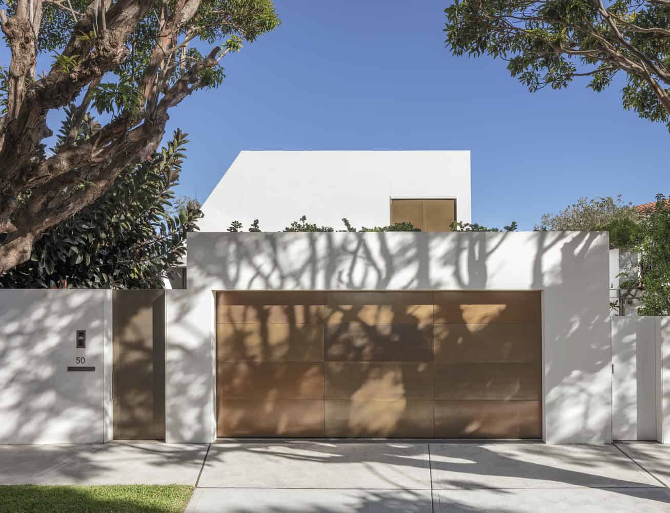 Crescent House by Matthew Woodward Architecture in Vaucluse, Australia