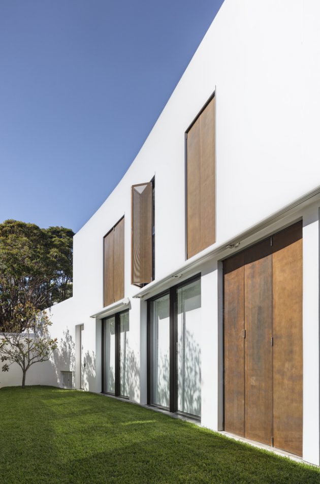 Crescent House by Matthew Woodward Architecture in Vaucluse, Australia