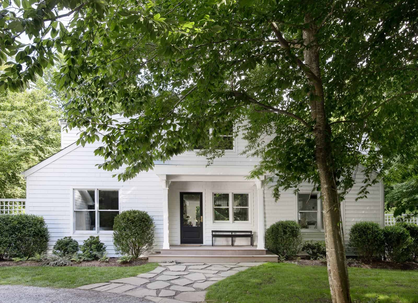 A Hamptons Beach Retreat gets a Scandinavian-Style Interior Makeover A Hamptons Beach Retreat gets a Scandinavian-Style Interior Makeover