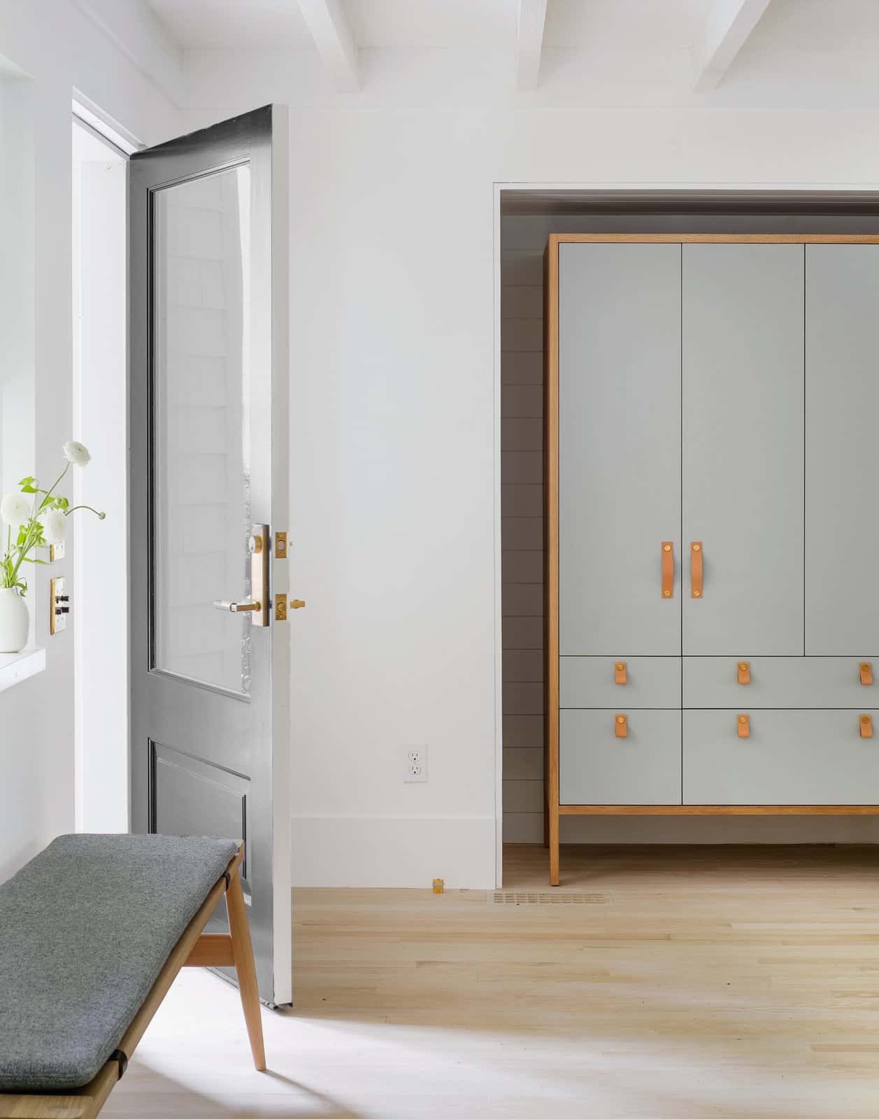 A Hamptons Beach Retreat gets a Scandinavian-Style Interior Makeover A Hamptons Beach Retreat gets a Scandinavian-Style Interior Makeover