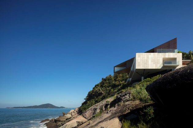 Peninsula House by Bernardes Arquitetura in Sao Paulo, Brazil