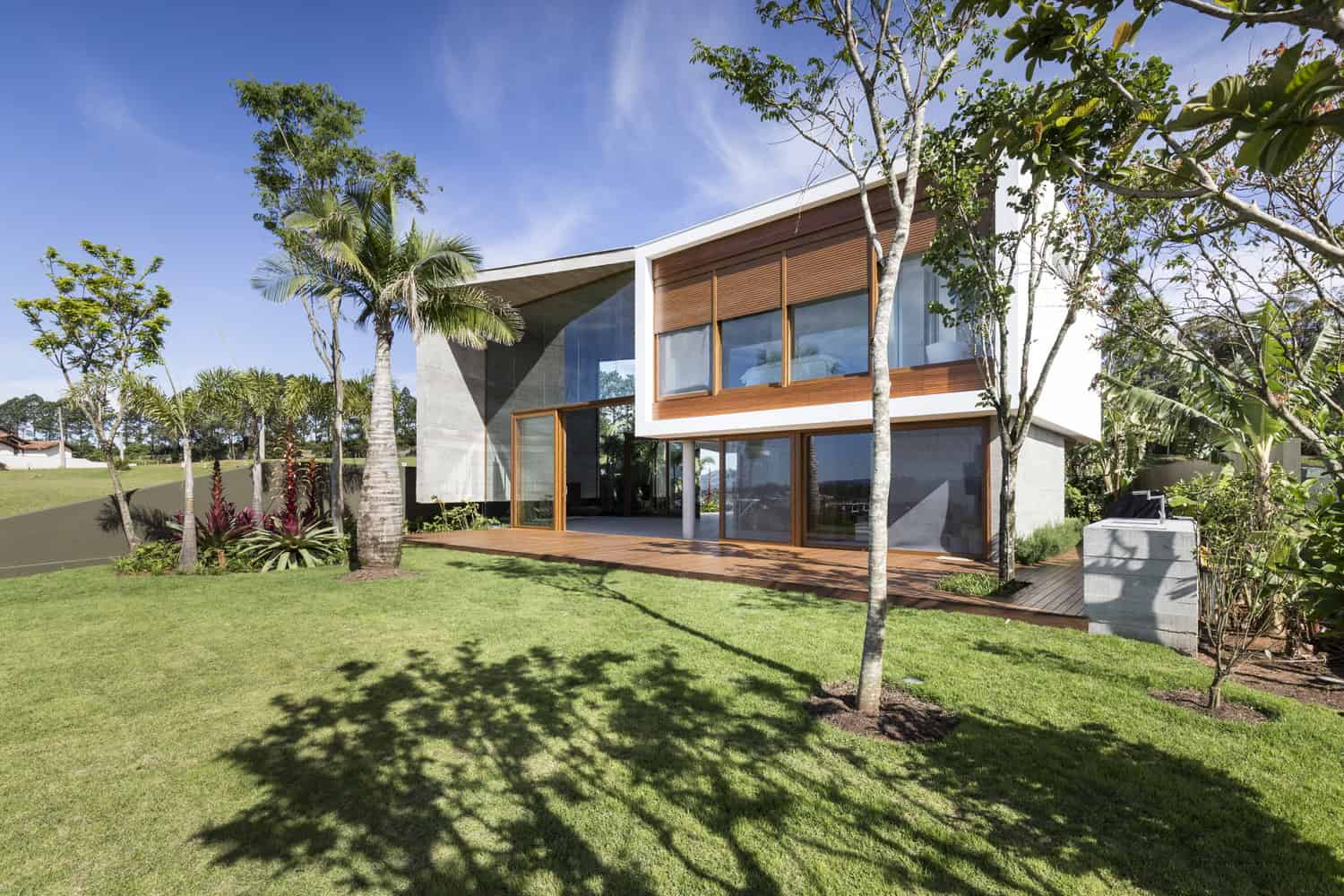 Angular House by Stemmer Rodrigues Arquitetura in Porto Alegre, Brazil Angular House by Stemmer Rodrigues Arquitetura in Porto Alegre, Brazil