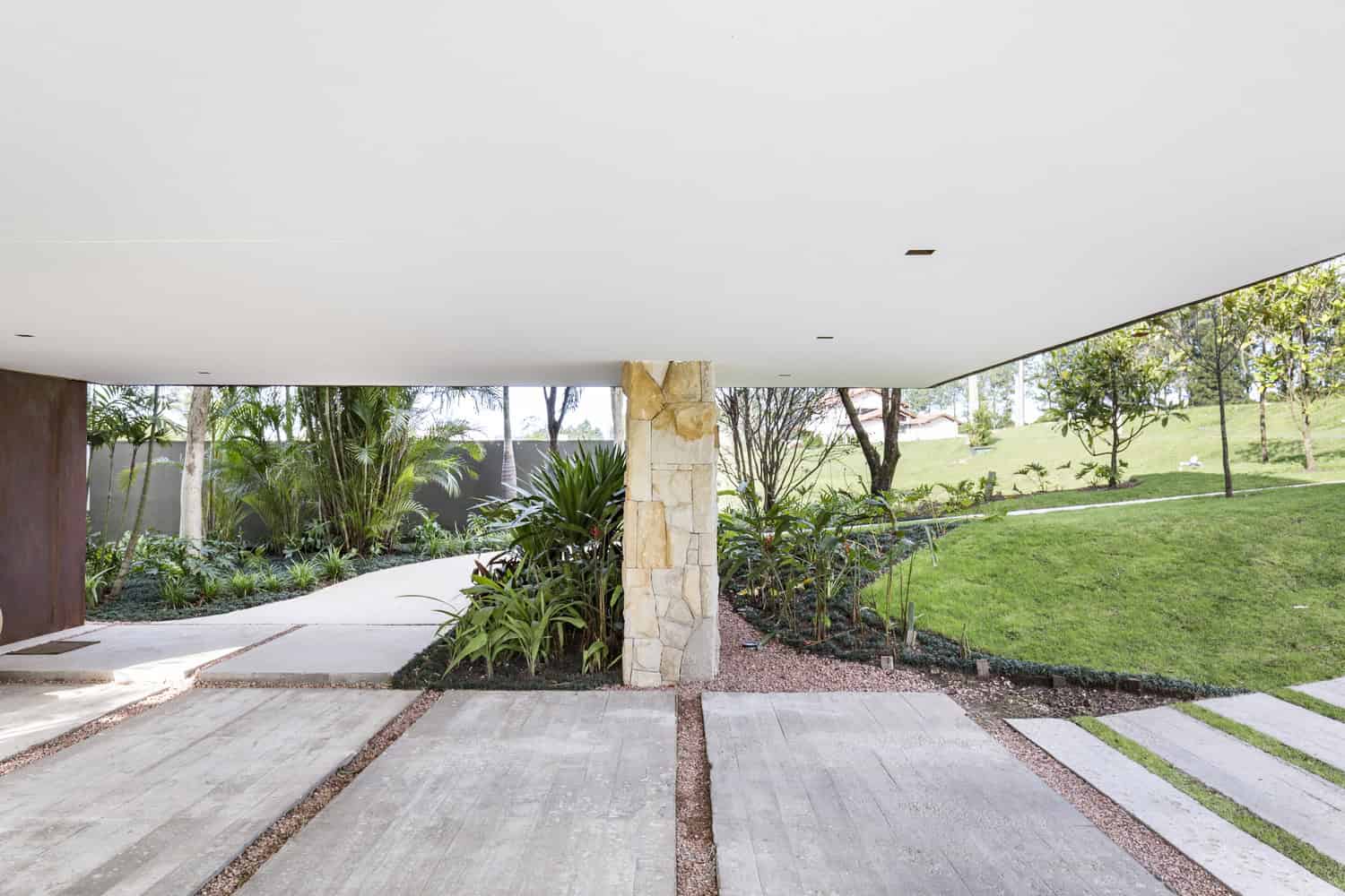 Angular House by Stemmer Rodrigues Arquitetura in Porto Alegre, Brazil Angular House by Stemmer Rodrigues Arquitetura in Porto Alegre, Brazil