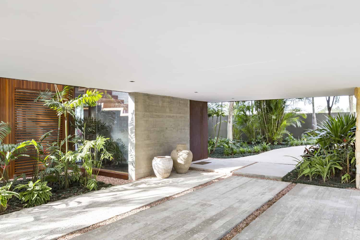 Angular House by Stemmer Rodrigues Arquitetura in Porto Alegre, Brazil Angular House by Stemmer Rodrigues Arquitetura in Porto Alegre, Brazil