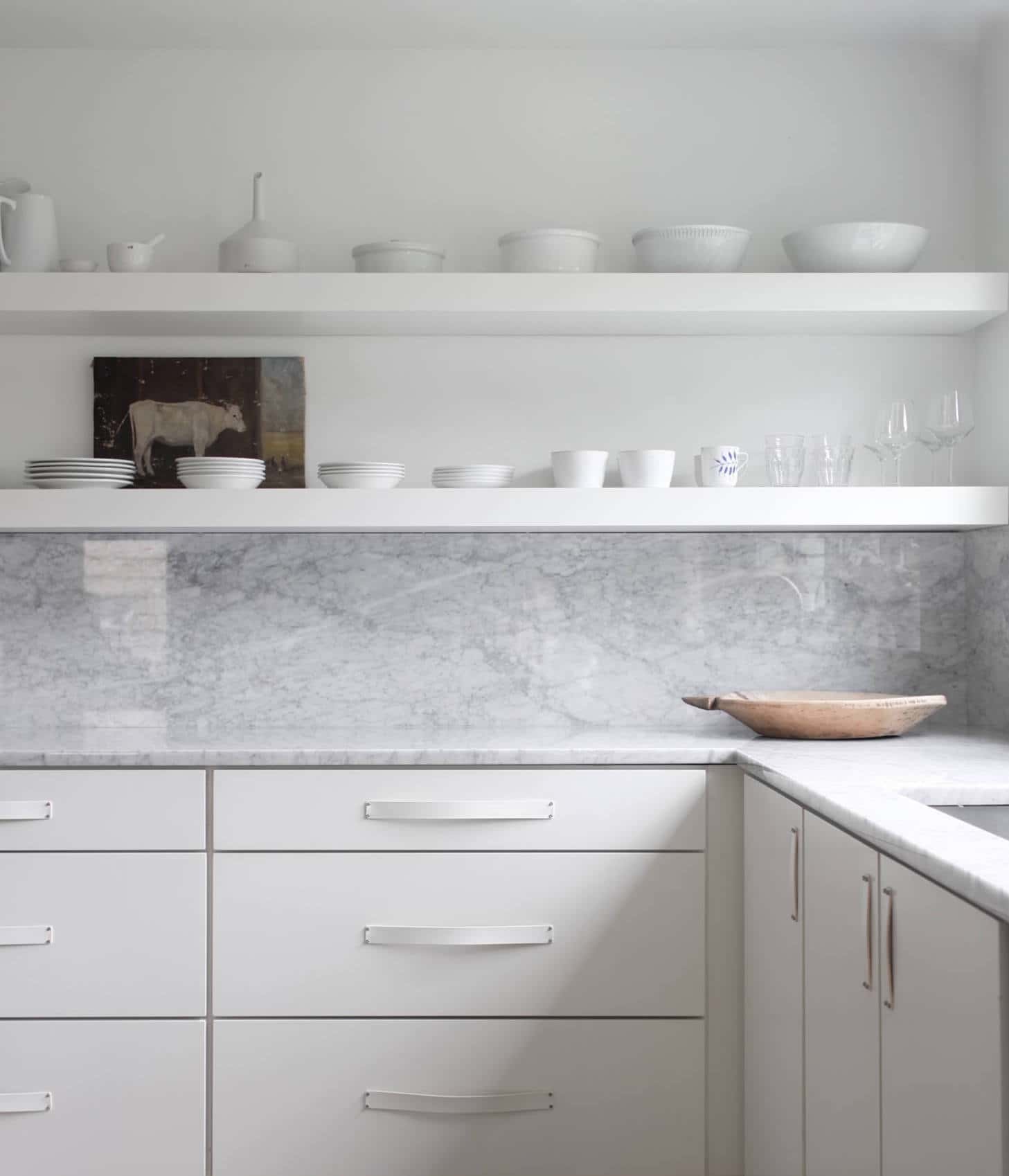 10 Solid and Dramatic Marble Kitchen Backsplashes