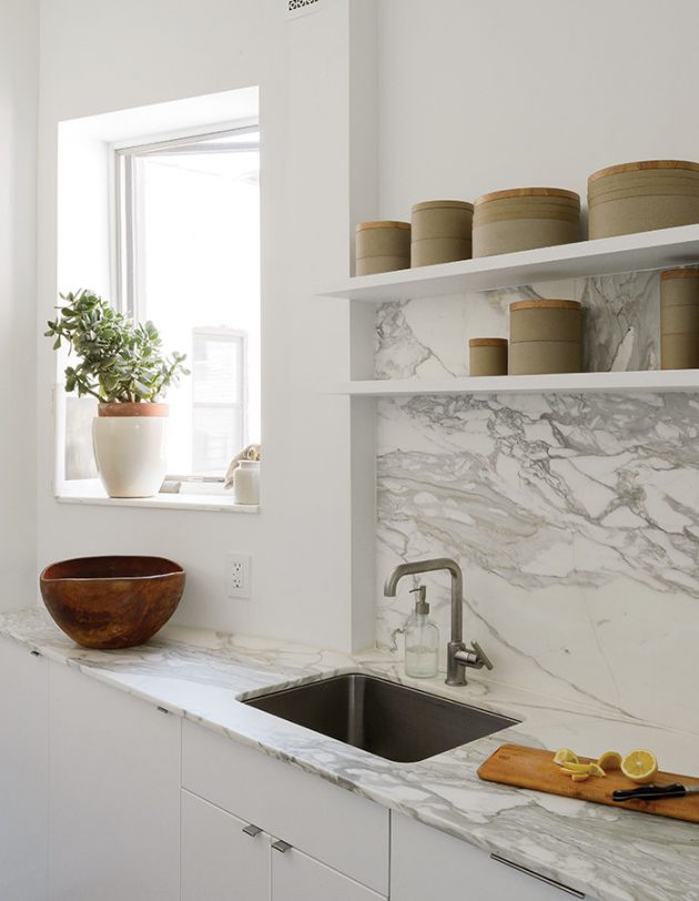 10 Solid and Dramatic Marble Kitchen Backsplashes