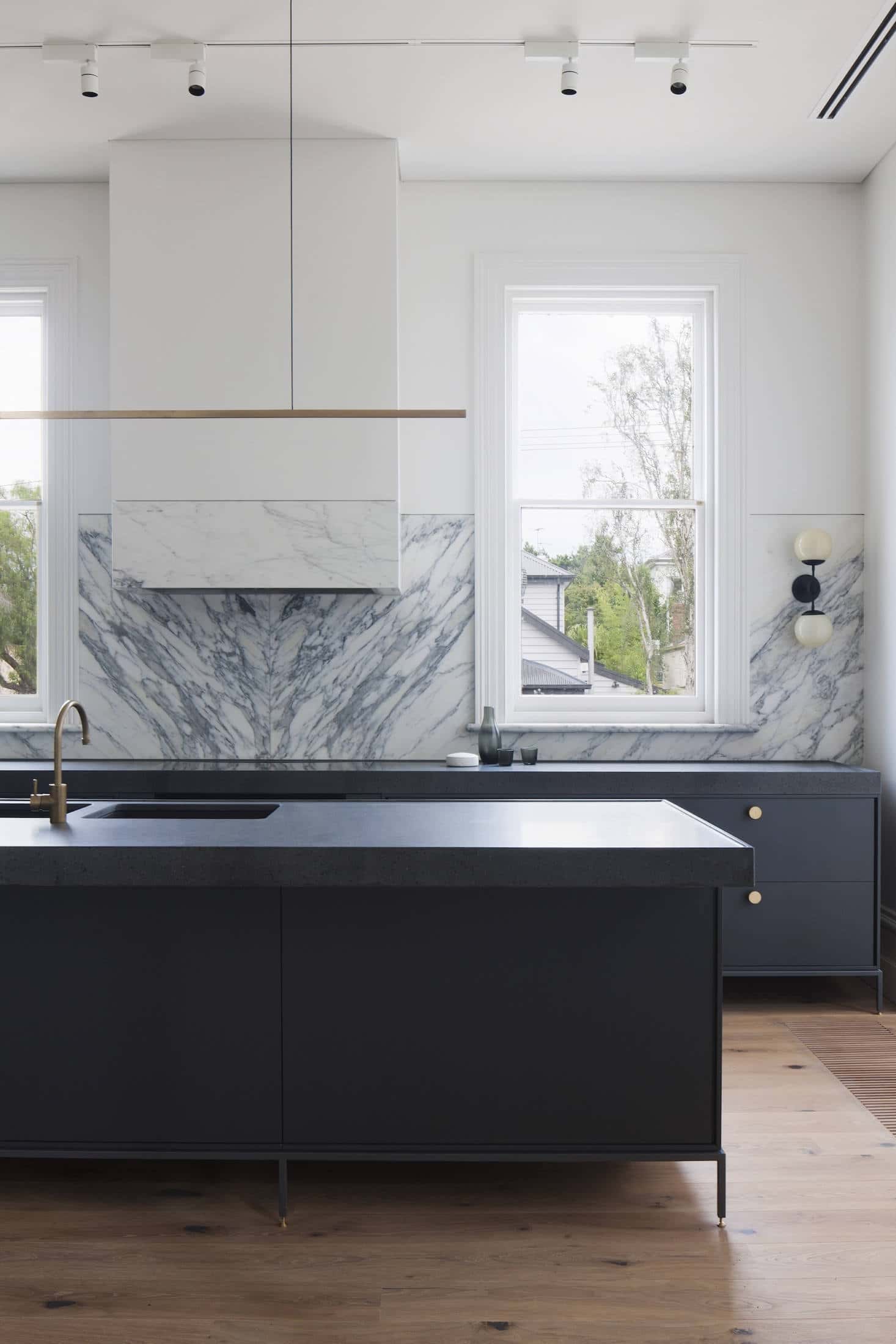 10 Solid and Dramatic Marble Kitchen Backsplashes