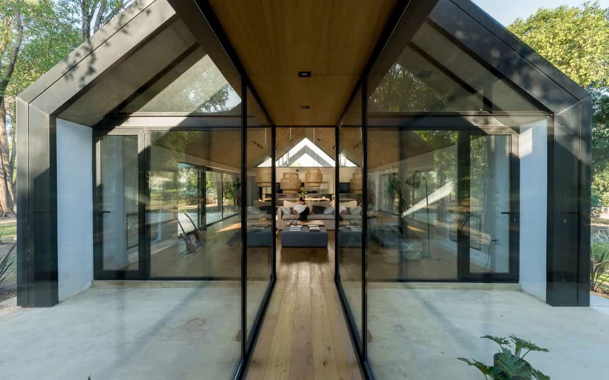 La Negrita by Morini Arquitectos in Mendiolaza, Argentina La Negrita by Morini Arquitectos in Mendiolaza, Argentina