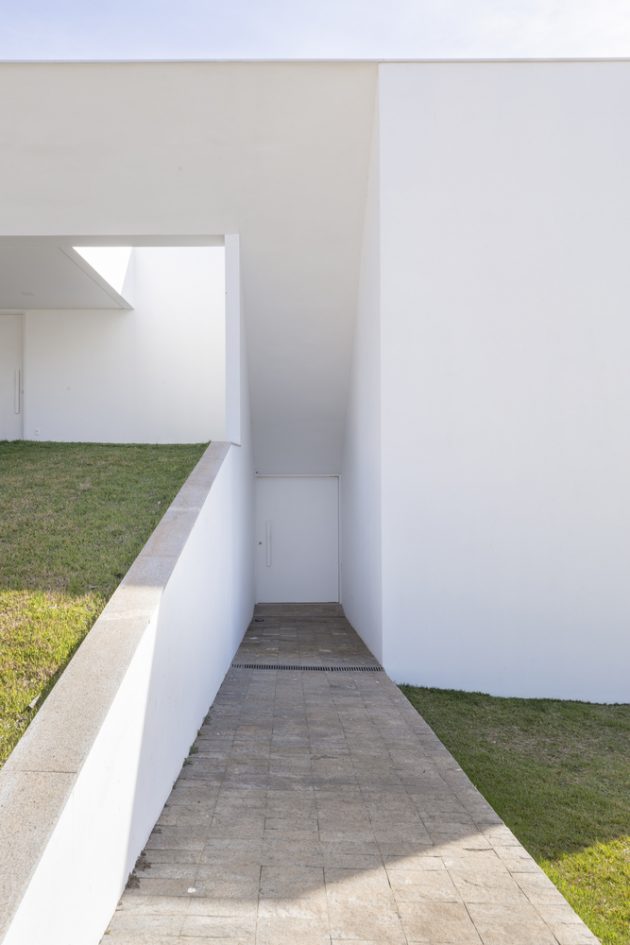 Cora House by Bloco Arquitetos in Brasilia, Brazil