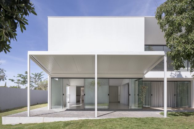 Cora House by Bloco Arquitetos in Brasilia, Brazil