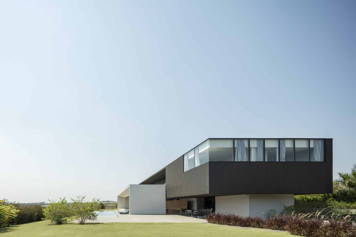 JY House by Studio Arthur Casas in Porto Feliz, Brazil JY House by Studio Arthur Casas in Porto Feliz, Brazil