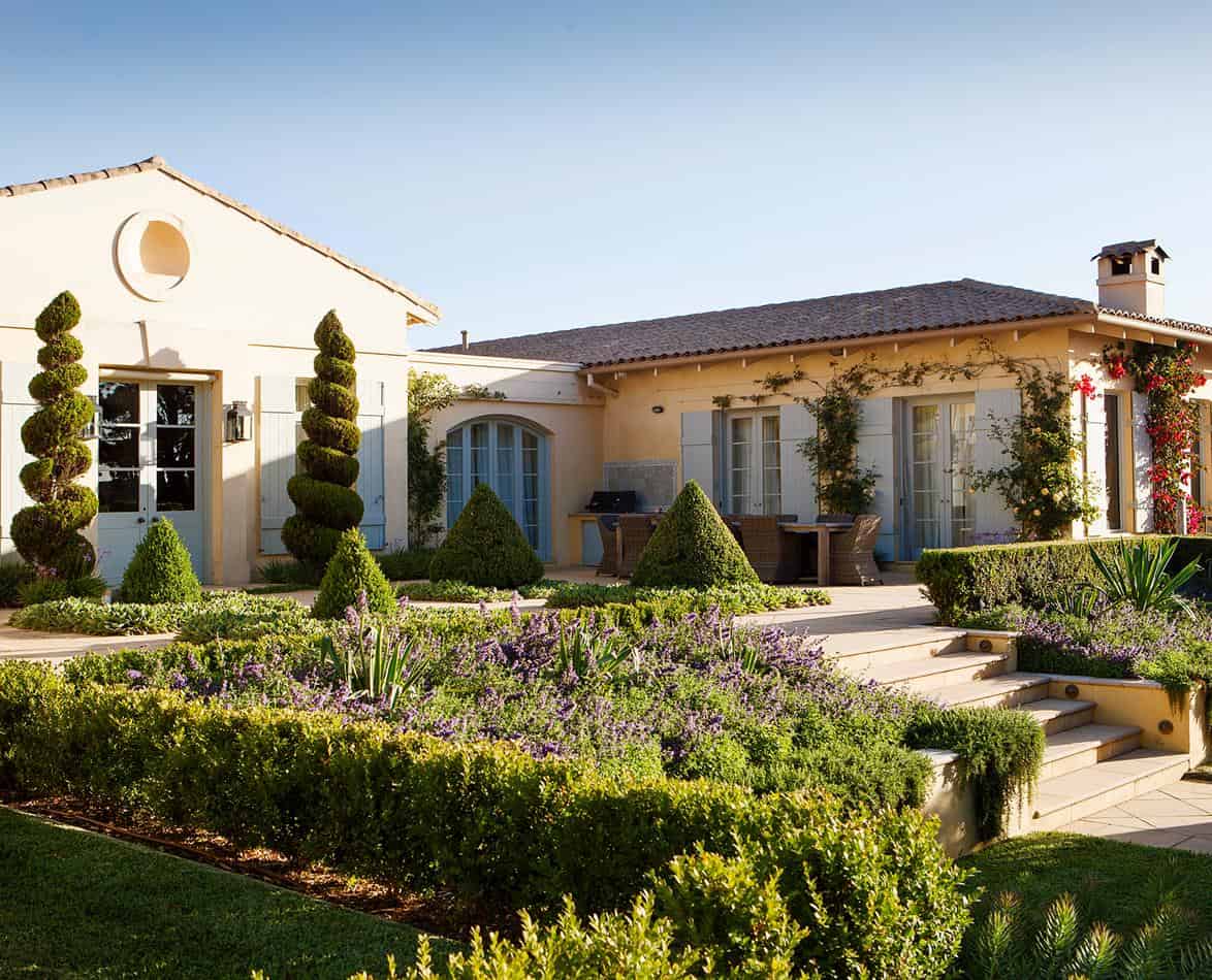 Mornington Peninsula Property with a Mediterranean-Style Garden