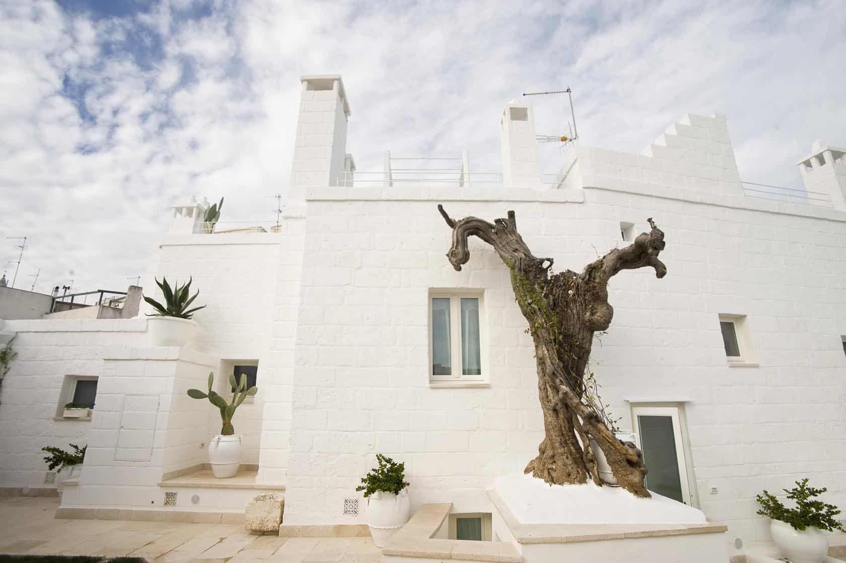 The Mediterranean Breeze Refined in a Charming Hotel in Italy The Mediterranean Breeze Refined in a Charming Hotel in Italy