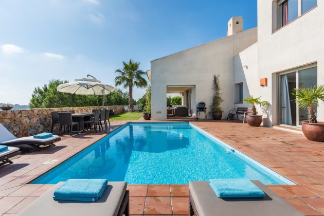 The Pros And Cons Of Owning A Swimming Pool