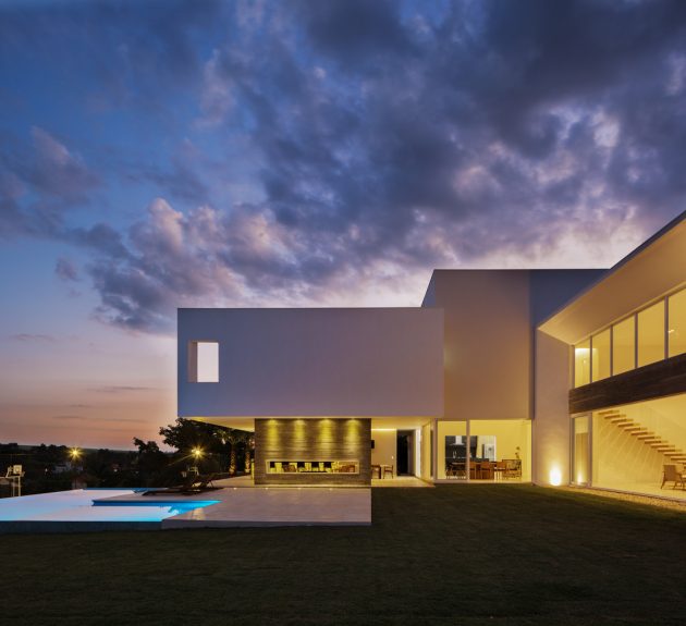 House in the Valley by idsp arquitetos in Vale des Laranjeiras, Brazil