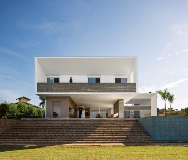 House in the Valley by idsp arquitetos in Vale des Laranjeiras, Brazil