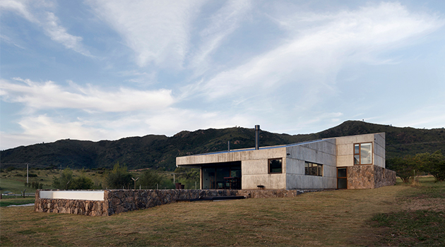 MM House by Alarciaferrer Architects near Cordoba, Argentina