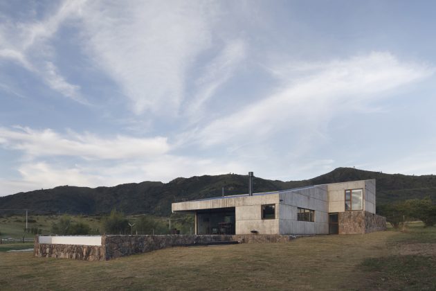MM House by Alarciaferrer Architects near Cordoba, Argentina