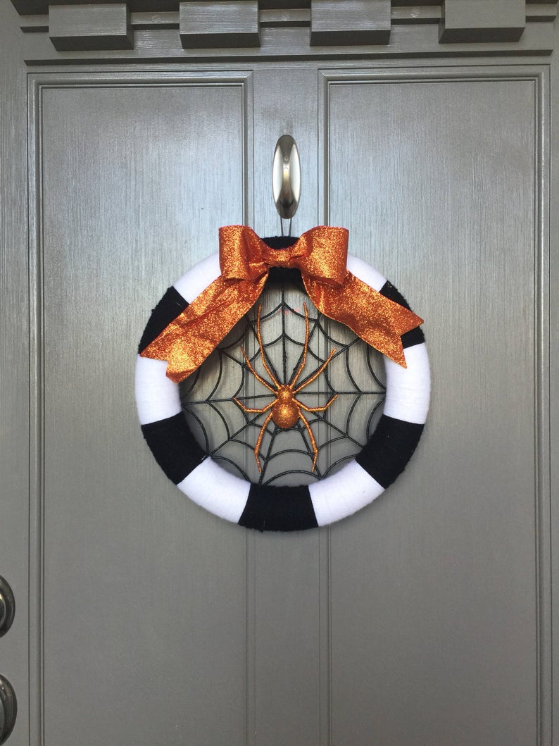 16 Super Fun and Scary Handmade Halloween Wreath Designs To Consider