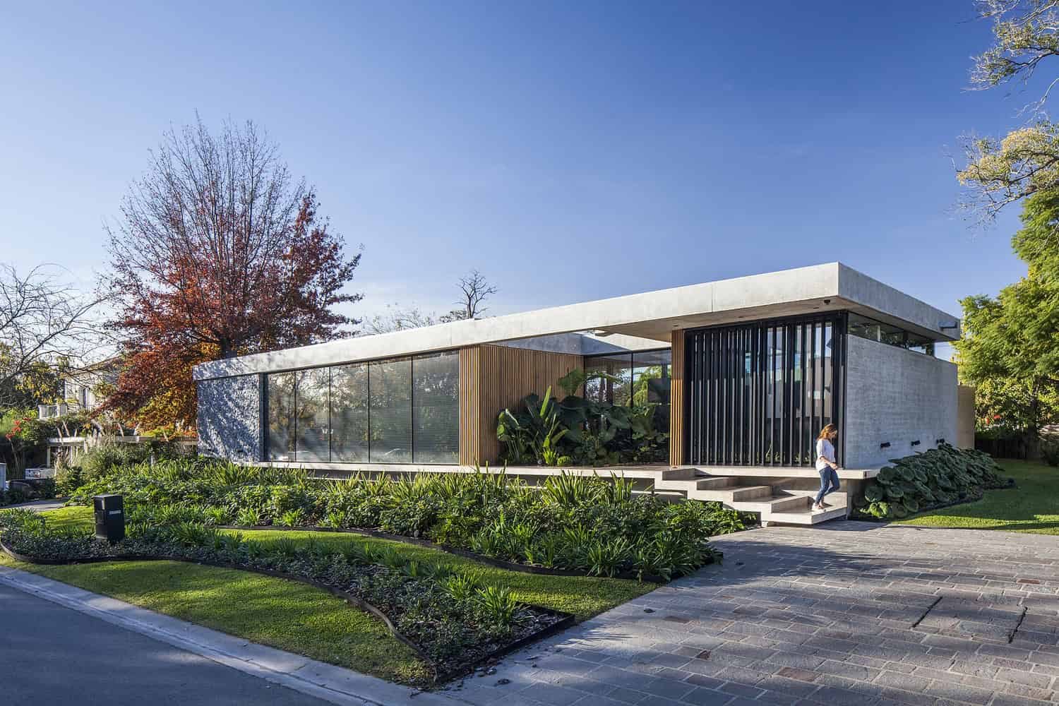 BT House facade and garden edge — Estudio Jorgelina Tortorici, Adrogué BT House by Estudio Jorgelina Tortorici in Adrogué, Argentina — exterior view with garden edge