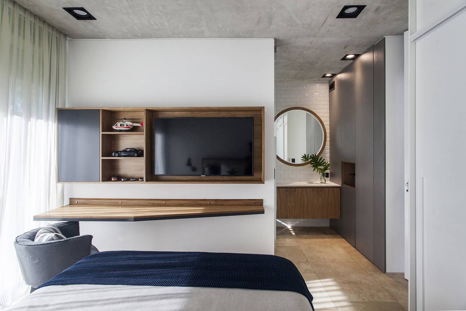 BT House L-shaped composition embracing the garden BT House L-shaped composition with terrace and pool oriented to the garden