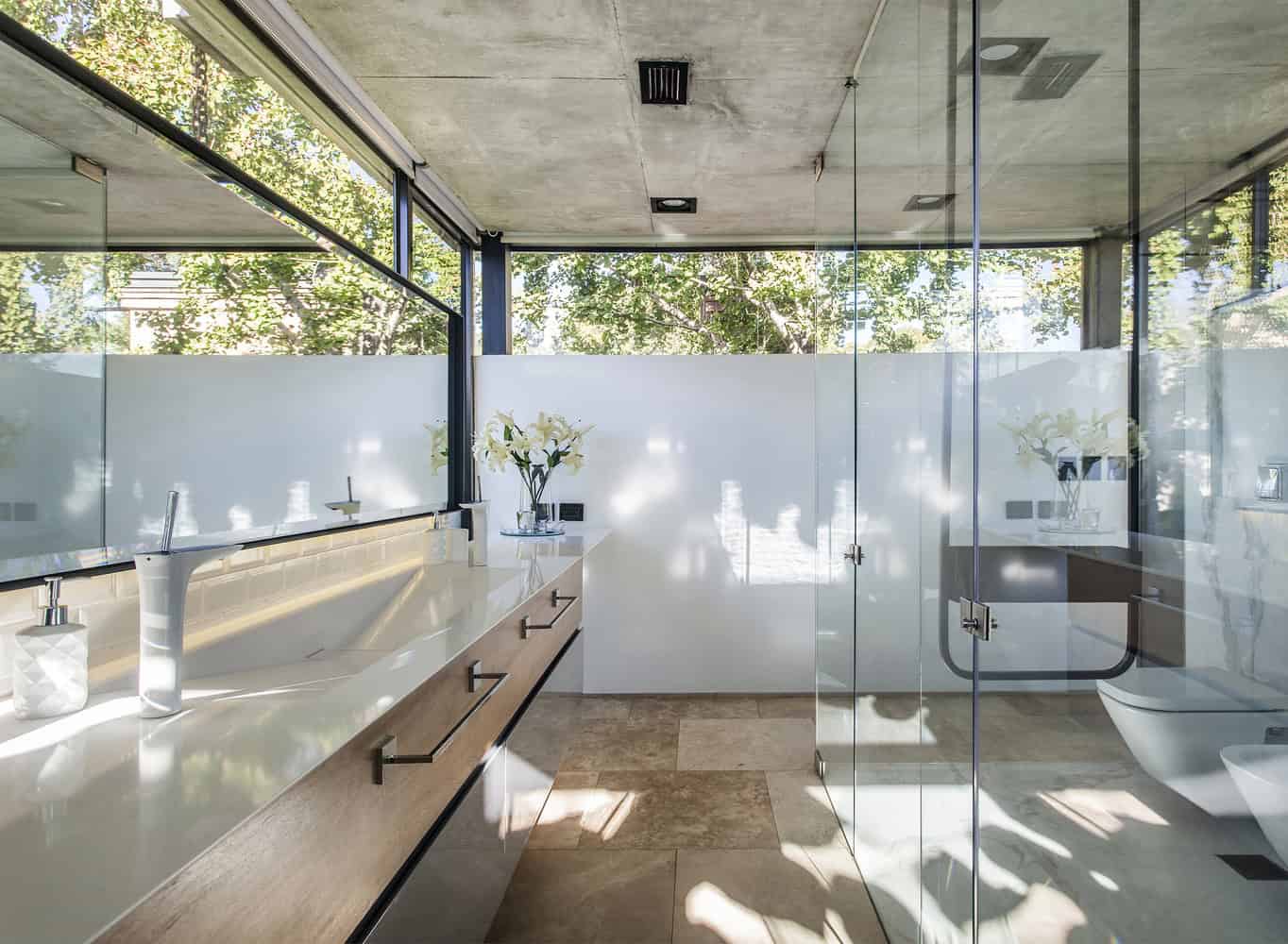 BT House deep gallery as outdoor living room Deep gallery connecting living spaces with terrace and pool at BT House