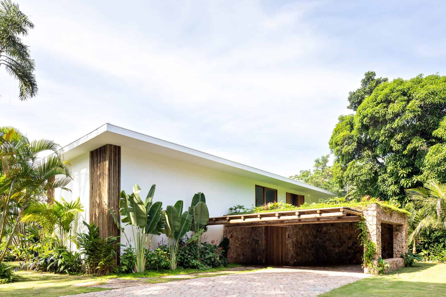 IP 01 House by Studio Gabriel Garbin Arquitetura in Guaruja, Brazil