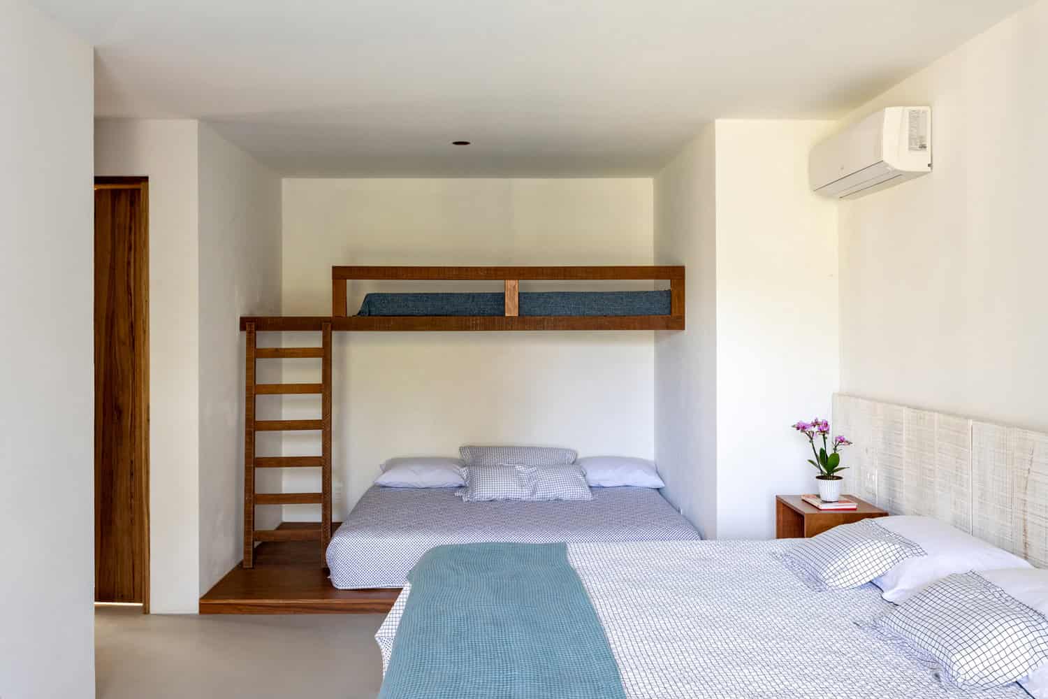 IP 01 House by Studio Gabriel Garbin Arquitetura in Guaruja, Brazil