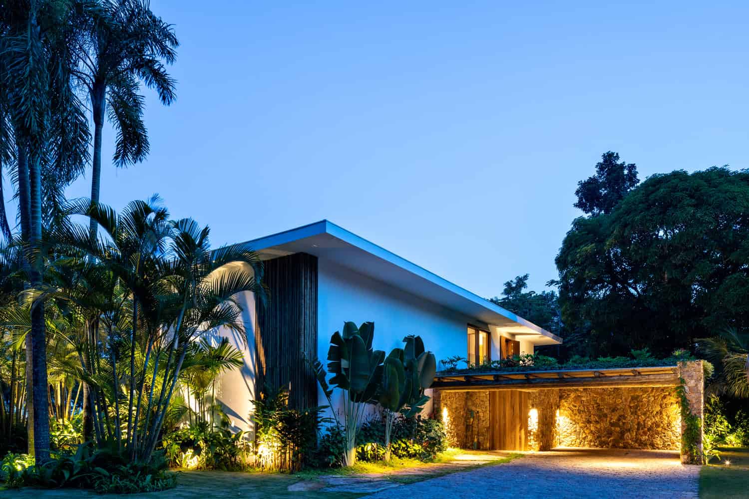 IP 01 House by Studio Gabriel Garbin Arquitetura in Guaruja, Brazil