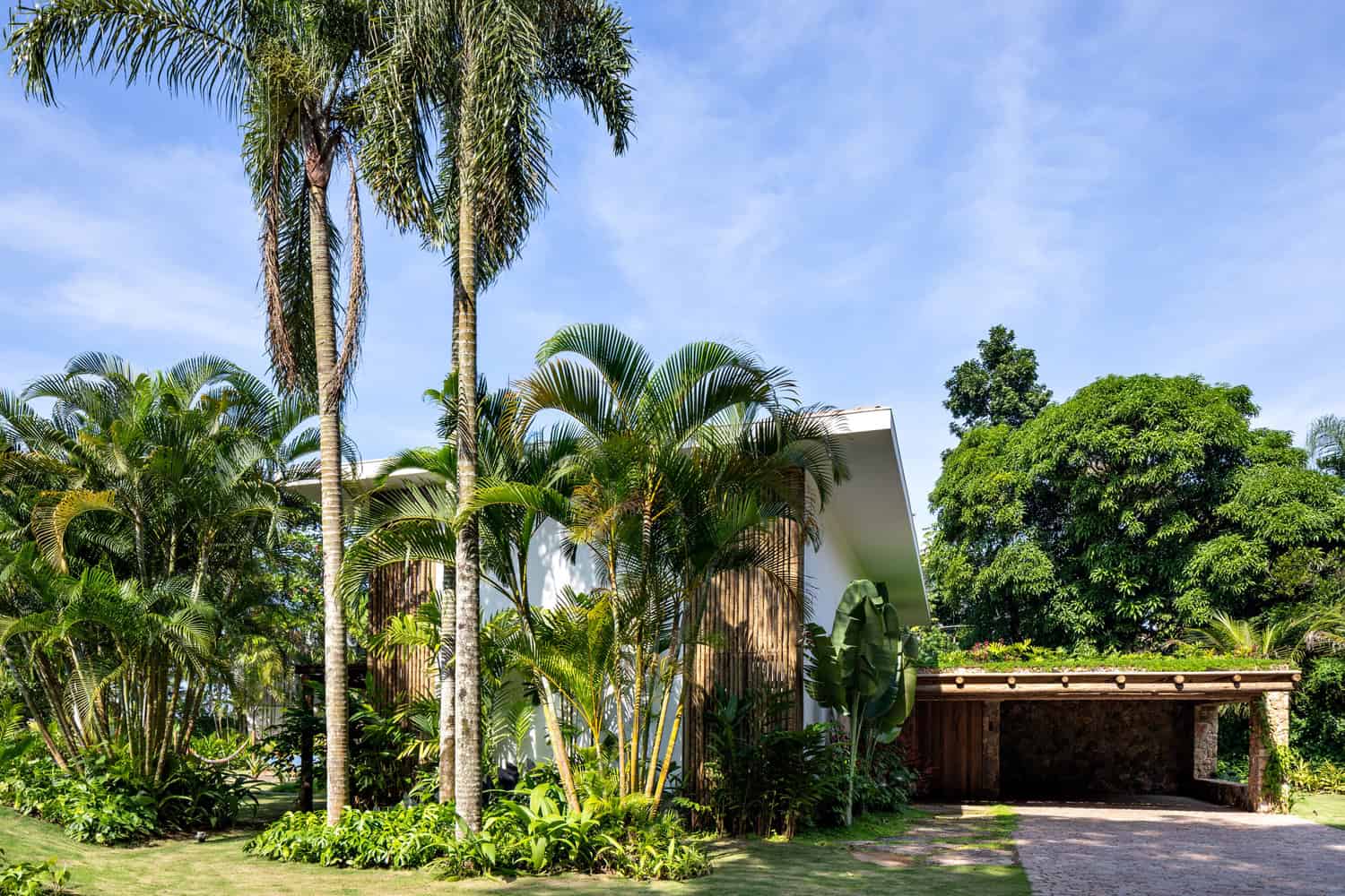 IP 01 House by Studio Gabriel Garbin Arquitetura in Guaruja, Brazil