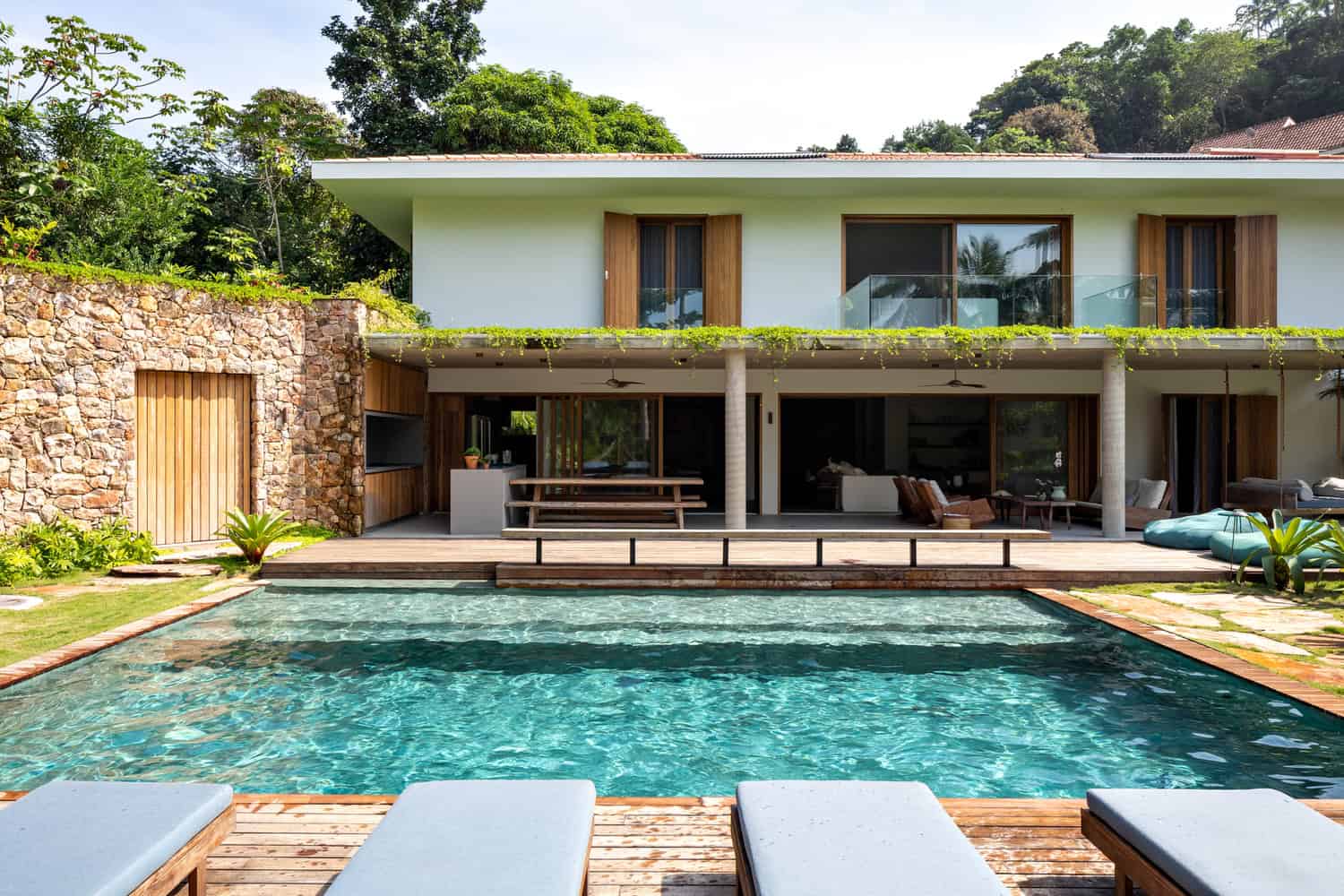 IP 01 House by Studio Gabriel Garbin Arquitetura in Guaruja, Brazil