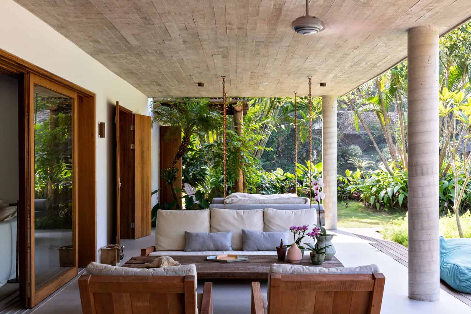 IP 01 House by Studio Gabriel Garbin Arquitetura in Guaruja, Brazil