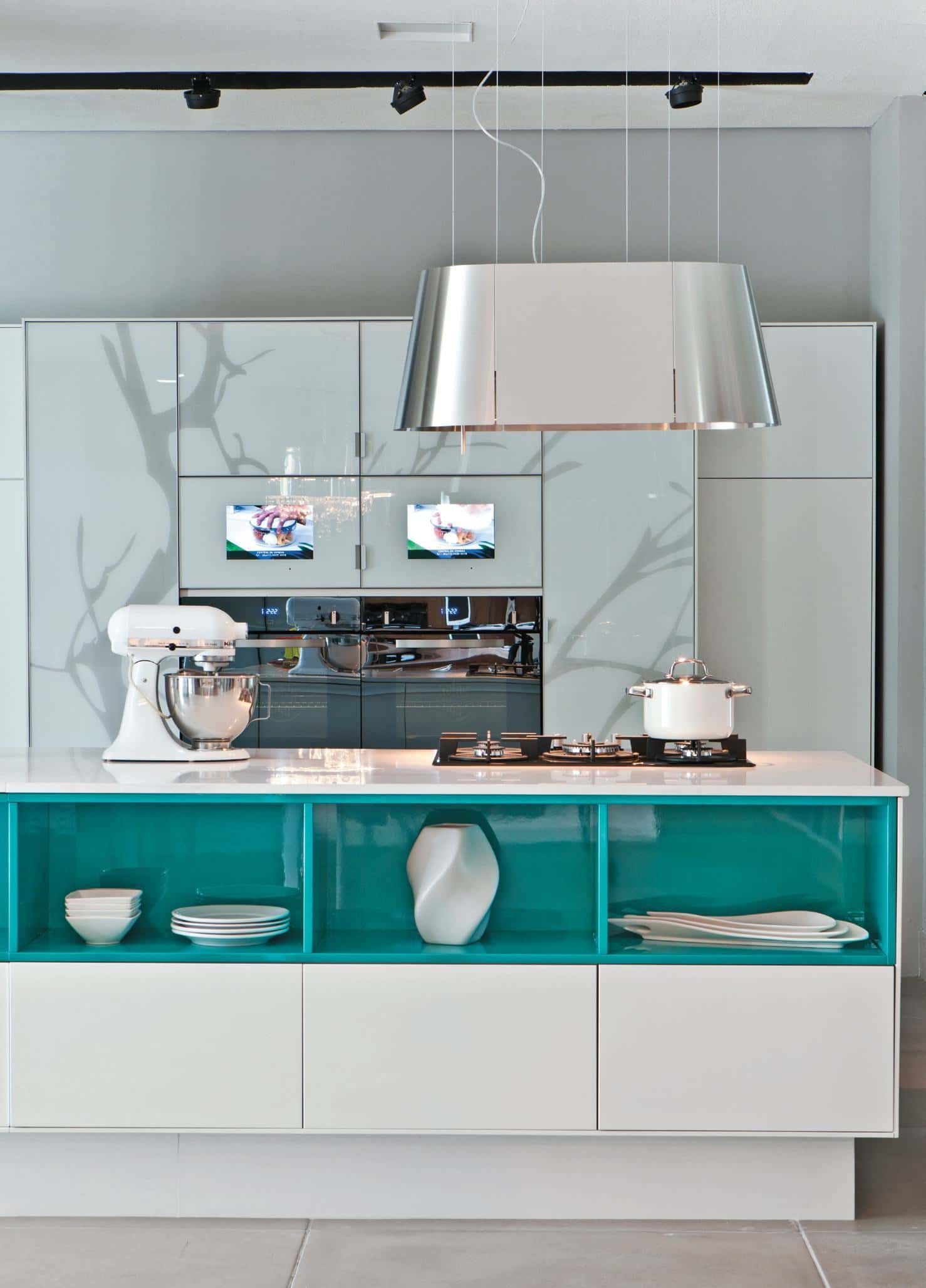 4. Blue Kitchen – Line Only a Part of the Central Counter