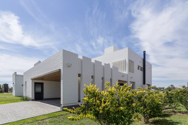 House Patio by ARRILLAGA PAROLA Arquitectos in Santa Fe, Argentina