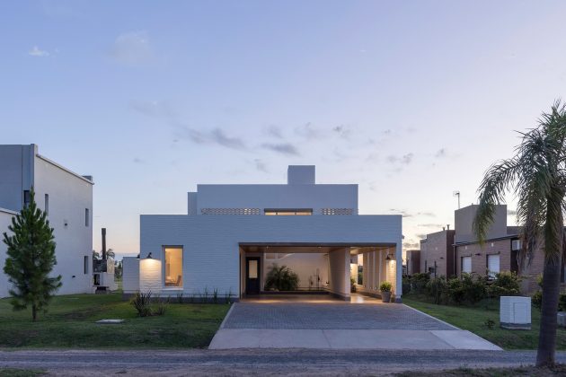 House Patio by ARRILLAGA PAROLA Arquitectos in Santa Fe, Argentina