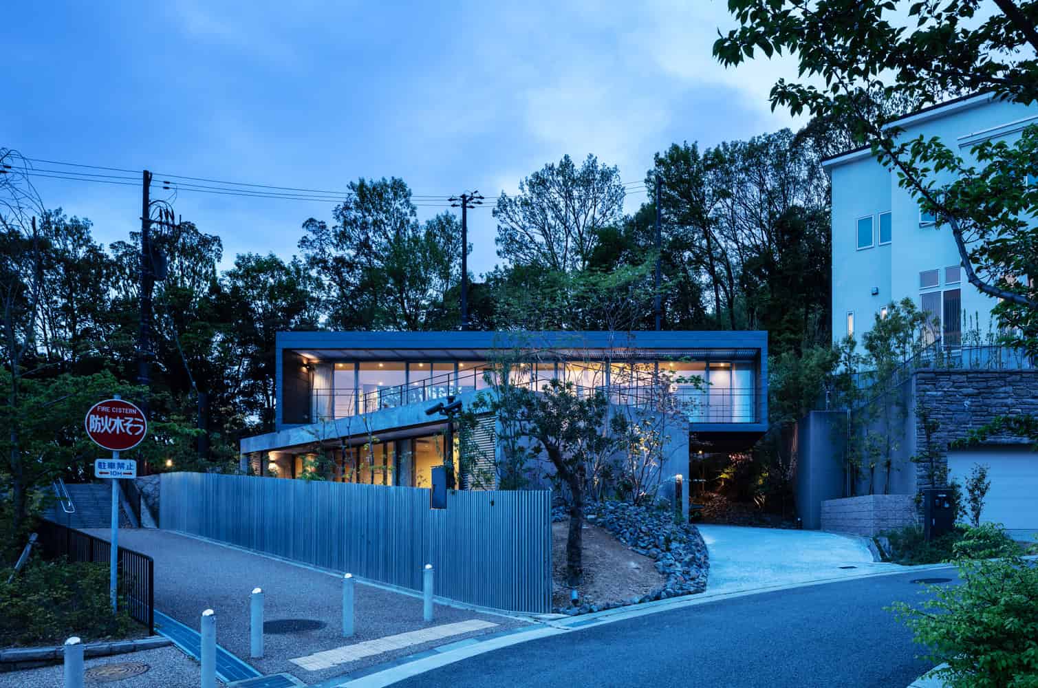 Axis House by T-Square Design Associates in Kobe, Japan Axis House by T-Square Design Associates in Kobe, Japan